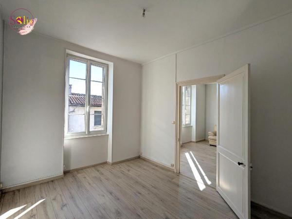 APPARTEMENT SPACIEUX PROCHE GARE À COGNAC Situé ...