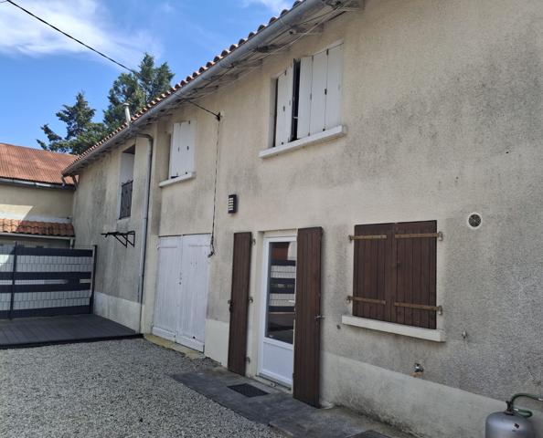 MAISON DE VILLE AVEC DEPENDANCE ET COUR