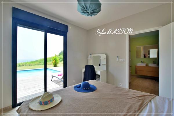 Villa d’exception au François (97240) – Maison contemporaine T5 + logement indépendant T3 – Vue mer & îlets – Piscine & jardin paysagé