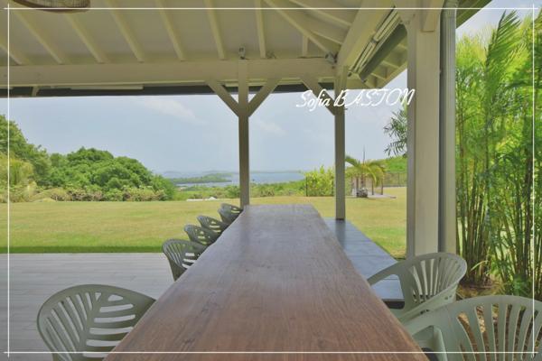Villa d’exception au François (97240) – Maison contemporaine T5 + logement indépendant T3 – Vue mer & îlets – Piscine & jardin paysagé