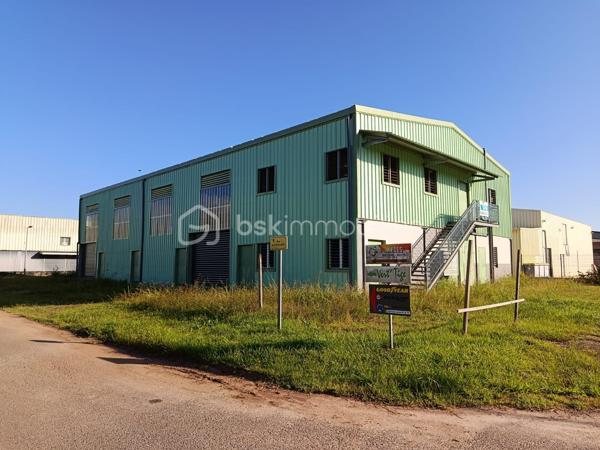 Une affaire à saisir à Degrad des Cannes  aux portes du port! Ne laissez pas passer cette opportunité d'acquérir cette pépite. Il s'agit d'un entrepôt de 841 m2 avec une mezzanine dans la zone industrielle de Degrad des Cannes. Il existe déjà un plan de masse avec découpage des surfaces, un avantage qui vous permet de visualiser tout le potentiel de ce bien. Au RDC, des cellules de 76 à 96 m2 et au niveau de la mezzanine des bureaux peuvent être créés. Vous l'aurez compris ce bien à une forte valeur locative ou/et de revente. Il est facilement adaptable à vos besoins et vos projets.

Avant toute visite, merci de vous assurer de votre capacité d'emprunt.