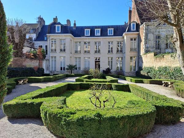 Au cœur du VIEUX-LILLE, 92 rue Royale, à proximité de la place du Concert, dans l'environnement luxueux et privilégié…