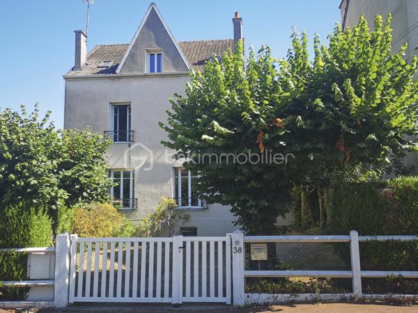 À quelques minutes des gares d’Ermont-Eaubonne et d’Ermont-Halte, dans un quartier résidentiel calme et recherché, découvrez cette belle maison de la fin du XIXe siècle, édifiée sur terrain de plus de 1 000 m², qui séduit par ses volumes, sa luminosité et son potentiel. 

Elle se compose d’une entrée, d’un salon - salle à manger avec cheminée, d’une cuisine, de cinq chambres, de deux salles d'eau, WC, ainsi qu'une pièce accessible directement depuis l'extérieur. 
Le sous-sol total offre des espaces complémentaires : une grande pièce pouvant être aménagée en salle de jeux, espace de sport ou autres loisirs, une buanderie ainsi qu’une cave à vin. 
À l’extérieur, le vaste terrain constitue un véritable atout, agrémenté de dépendances, dont un abri de jardin pouvant servir d’atelier et une serre. Un garage et plusieurs possibilités de stationnement complètent l’ensemble.

Les +++ :
- Construction en meulière avec isolation extérieure (DPE D) 
- Chaudière gaz récente 
- Beau potentiel d'aménagement 
- Grand terrain au calme
- Cinq belles chambres
- Sous-sol total
- Garage et stationnement pour plusieurs véhicules
- Proximité des gares (lignes H, J, RER C), des commerces, du marché d’Ermont, des écoles. 

Avec une mise au goût du jour, cette belle demeure révélera tout son potentiel et deviendra votre maison de famille, chaleureuse et conviviale, dans un cadre de vie agréable. 

A découvrir sans tarder.
.
.
.