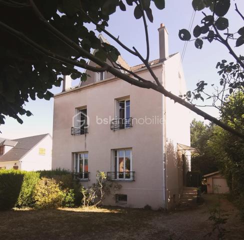 À quelques minutes des gares d’Ermont-Eaubonne et d’Ermont-Halte, dans un quartier résidentiel calme et recherché, découvrez cette belle maison de la fin du XIXe siècle, édifiée sur terrain de plus de 1 000 m², qui séduit par ses volumes, sa luminosité et son potentiel. 

Elle se compose d’une entrée, d’un salon - salle à manger avec cheminée, d’une cuisine, de cinq chambres, de deux salles d'eau, WC, ainsi qu'une pièce accessible directement depuis l'extérieur. 
Le sous-sol total offre des espaces complémentaires : une grande pièce pouvant être aménagée en salle de jeux, espace de sport ou autres loisirs, une buanderie ainsi qu’une cave à vin. 
À l’extérieur, le vaste terrain constitue un véritable atout, agrémenté de dépendances, dont un abri de jardin pouvant servir d’atelier et une serre. Un garage et plusieurs possibilités de stationnement complètent l’ensemble.

Les +++ :
- Construction en meulière avec isolation extérieure (DPE D) 
- Chaudière gaz récente 
- Beau potentiel d'aménagement 
- Grand terrain au calme
- Cinq belles chambres
- Sous-sol total
- Garage et stationnement pour plusieurs véhicules
- Proximité des gares (lignes H, J, RER C), des commerces, du marché d’Ermont, des écoles. 

Avec une mise au goût du jour, cette belle demeure révélera tout son potentiel et deviendra votre maison de famille, chaleureuse et conviviale, dans un cadre de vie agréable. 

A découvrir sans tarder.
.
.
.