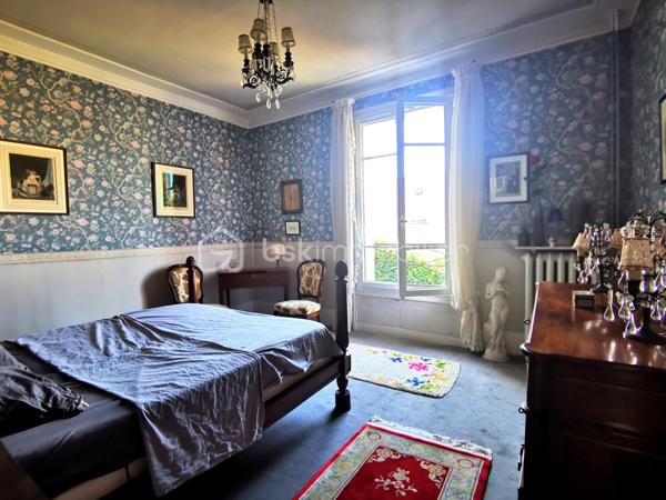 À quelques minutes des gares d’Ermont-Eaubonne et d’Ermont-Halte, dans un quartier résidentiel calme et recherché, découvrez cette belle maison de la fin du XIXe siècle, édifiée sur terrain de plus de 1 000 m², qui séduit par ses volumes, sa luminosité et son potentiel. 

Elle se compose d’une entrée, d’un salon - salle à manger avec cheminée, d’une cuisine, de cinq chambres, de deux salles d'eau, WC, ainsi qu'une pièce accessible directement depuis l'extérieur. 
Le sous-sol total offre des espaces complémentaires : une grande pièce pouvant être aménagée en salle de jeux, espace de sport ou autres loisirs, une buanderie ainsi qu’une cave à vin. 
À l’extérieur, le vaste terrain constitue un véritable atout, agrémenté de dépendances, dont un abri de jardin pouvant servir d’atelier et une serre. Un garage et plusieurs possibilités de stationnement complètent l’ensemble.

Les +++ :
- Construction en meulière avec isolation extérieure (DPE D) 
- Chaudière gaz récente 
- Beau potentiel d'aménagement 
- Grand terrain au calme
- Cinq belles chambres
- Sous-sol total
- Garage et stationnement pour plusieurs véhicules
- Proximité des gares (lignes H, J, RER C), des commerces, du marché d’Ermont, des écoles. 

Avec une mise au goût du jour, cette belle demeure révélera tout son potentiel et deviendra votre maison de famille, chaleureuse et conviviale, dans un cadre de vie agréable. 

A découvrir sans tarder.
.
.
.