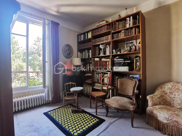 À quelques minutes des gares d’Ermont-Eaubonne et d’Ermont-Halte, dans un quartier résidentiel calme et recherché, découvrez cette belle maison de la fin du XIXe siècle, édifiée sur terrain de plus de 1 000 m², qui séduit par ses volumes, sa luminosité et son potentiel. 

Elle se compose d’une entrée, d’un salon - salle à manger avec cheminée, d’une cuisine, de cinq chambres, de deux salles d'eau, WC, ainsi qu'une pièce accessible directement depuis l'extérieur. 
Le sous-sol total offre des espaces complémentaires : une grande pièce pouvant être aménagée en salle de jeux, espace de sport ou autres loisirs, une buanderie ainsi qu’une cave à vin. 
À l’extérieur, le vaste terrain constitue un véritable atout, agrémenté de dépendances, dont un abri de jardin pouvant servir d’atelier et une serre. Un garage et plusieurs possibilités de stationnement complètent l’ensemble.

Les +++ :
- Construction en meulière avec isolation extérieure (DPE D) 
- Chaudière gaz récente 
- Beau potentiel d'aménagement 
- Grand terrain au calme
- Cinq belles chambres
- Sous-sol total
- Garage et stationnement pour plusieurs véhicules
- Proximité des gares (lignes H, J, RER C), des commerces, du marché d’Ermont, des écoles. 

Avec une mise au goût du jour, cette belle demeure révélera tout son potentiel et deviendra votre maison de famille, chaleureuse et conviviale, dans un cadre de vie agréable. 

A découvrir sans tarder.
.
.
.