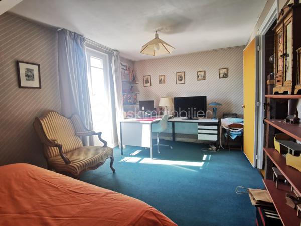 À quelques minutes des gares d’Ermont-Eaubonne et d’Ermont-Halte, dans un quartier résidentiel calme et recherché, découvrez cette belle maison de la fin du XIXe siècle, édifiée sur terrain de plus de 1 000 m², qui séduit par ses volumes, sa luminosité et son potentiel. 

Elle se compose d’une entrée, d’un salon - salle à manger avec cheminée, d’une cuisine, de cinq chambres, de deux salles d'eau, WC, ainsi qu'une pièce accessible directement depuis l'extérieur. 
Le sous-sol total offre des espaces complémentaires : une grande pièce pouvant être aménagée en salle de jeux, espace de sport ou autres loisirs, une buanderie ainsi qu’une cave à vin. 
À l’extérieur, le vaste terrain constitue un véritable atout, agrémenté de dépendances, dont un abri de jardin pouvant servir d’atelier et une serre. Un garage et plusieurs possibilités de stationnement complètent l’ensemble.

Les +++ :
- Construction en meulière avec isolation extérieure (DPE D) 
- Chaudière gaz récente 
- Beau potentiel d'aménagement 
- Grand terrain au calme
- Cinq belles chambres
- Sous-sol total
- Garage et stationnement pour plusieurs véhicules
- Proximité des gares (lignes H, J, RER C), des commerces, du marché d’Ermont, des écoles. 

Avec une mise au goût du jour, cette belle demeure révélera tout son potentiel et deviendra votre maison de famille, chaleureuse et conviviale, dans un cadre de vie agréable. 

A découvrir sans tarder.
.
.
.