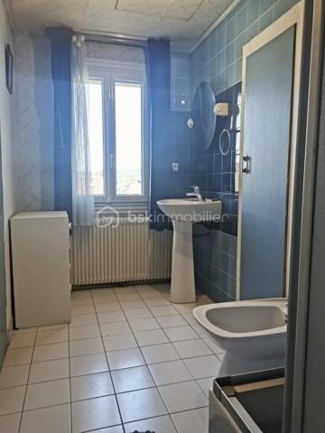 À quelques minutes des gares d’Ermont-Eaubonne et d’Ermont-Halte, dans un quartier résidentiel calme et recherché, découvrez cette belle maison de la fin du XIXe siècle, édifiée sur terrain de plus de 1 000 m², qui séduit par ses volumes, sa luminosité et son potentiel. 

Elle se compose d’une entrée, d’un salon - salle à manger avec cheminée, d’une cuisine, de cinq chambres, de deux salles d'eau, WC, ainsi qu'une pièce accessible directement depuis l'extérieur. 
Le sous-sol total offre des espaces complémentaires : une grande pièce pouvant être aménagée en salle de jeux, espace de sport ou autres loisirs, une buanderie ainsi qu’une cave à vin. 
À l’extérieur, le vaste terrain constitue un véritable atout, agrémenté de dépendances, dont un abri de jardin pouvant servir d’atelier et une serre. Un garage et plusieurs possibilités de stationnement complètent l’ensemble.

Les +++ :
- Construction en meulière avec isolation extérieure (DPE D) 
- Chaudière gaz récente 
- Beau potentiel d'aménagement 
- Grand terrain au calme
- Cinq belles chambres
- Sous-sol total
- Garage et stationnement pour plusieurs véhicules
- Proximité des gares (lignes H, J, RER C), des commerces, du marché d’Ermont, des écoles. 

Avec une mise au goût du jour, cette belle demeure révélera tout son potentiel et deviendra votre maison de famille, chaleureuse et conviviale, dans un cadre de vie agréable. 

A découvrir sans tarder.
.
.
.