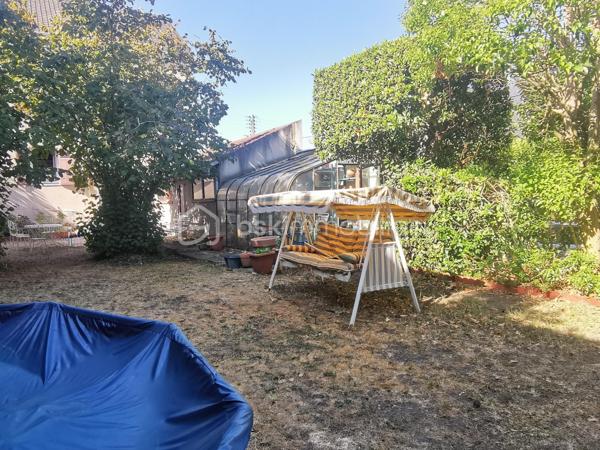 À quelques minutes des gares d’Ermont-Eaubonne et d’Ermont-Halte, dans un quartier résidentiel calme et recherché, découvrez cette belle maison de la fin du XIXe siècle, édifiée sur terrain de plus de 1 000 m², qui séduit par ses volumes, sa luminosité et son potentiel. 

Elle se compose d’une entrée, d’un salon - salle à manger avec cheminée, d’une cuisine, de cinq chambres, de deux salles d'eau, WC, ainsi qu'une pièce accessible directement depuis l'extérieur. 
Le sous-sol total offre des espaces complémentaires : une grande pièce pouvant être aménagée en salle de jeux, espace de sport ou autres loisirs, une buanderie ainsi qu’une cave à vin. 
À l’extérieur, le vaste terrain constitue un véritable atout, agrémenté de dépendances, dont un abri de jardin pouvant servir d’atelier et une serre. Un garage et plusieurs possibilités de stationnement complètent l’ensemble.

Les +++ :
- Construction en meulière avec isolation extérieure (DPE D) 
- Chaudière gaz récente 
- Beau potentiel d'aménagement 
- Grand terrain au calme
- Cinq belles chambres
- Sous-sol total
- Garage et stationnement pour plusieurs véhicules
- Proximité des gares (lignes H, J, RER C), des commerces, du marché d’Ermont, des écoles. 

Avec une mise au goût du jour, cette belle demeure révélera tout son potentiel et deviendra votre maison de famille, chaleureuse et conviviale, dans un cadre de vie agréable. 

A découvrir sans tarder.
.
.
.