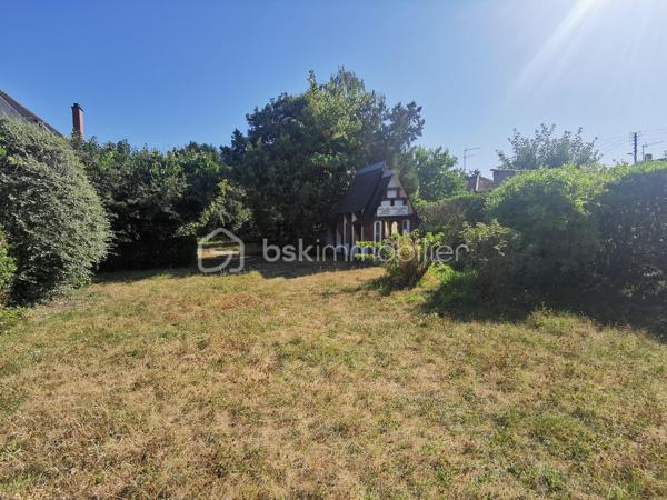 À quelques minutes des gares d’Ermont-Eaubonne et d’Ermont-Halte, dans un quartier résidentiel calme et recherché, découvrez cette belle maison de la fin du XIXe siècle, édifiée sur terrain de plus de 1 000 m², qui séduit par ses volumes, sa luminosité et son potentiel. 

Elle se compose d’une entrée, d’un salon - salle à manger avec cheminée, d’une cuisine, de cinq chambres, de deux salles d'eau, WC, ainsi qu'une pièce accessible directement depuis l'extérieur. 
Le sous-sol total offre des espaces complémentaires : une grande pièce pouvant être aménagée en salle de jeux, espace de sport ou autres loisirs, une buanderie ainsi qu’une cave à vin. 
À l’extérieur, le vaste terrain constitue un véritable atout, agrémenté de dépendances, dont un abri de jardin pouvant servir d’atelier et une serre. Un garage et plusieurs possibilités de stationnement complètent l’ensemble.

Les +++ :
- Construction en meulière avec isolation extérieure (DPE D) 
- Chaudière gaz récente 
- Beau potentiel d'aménagement 
- Grand terrain au calme
- Cinq belles chambres
- Sous-sol total
- Garage et stationnement pour plusieurs véhicules
- Proximité des gares (lignes H, J, RER C), des commerces, du marché d’Ermont, des écoles. 

Avec une mise au goût du jour, cette belle demeure révélera tout son potentiel et deviendra votre maison de famille, chaleureuse et conviviale, dans un cadre de vie agréable. 

A découvrir sans tarder.
.
.
.