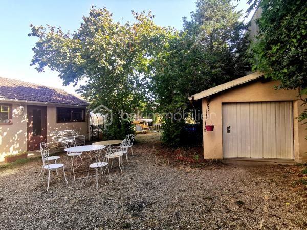 À quelques minutes des gares d’Ermont-Eaubonne et d’Ermont-Halte, dans un quartier résidentiel calme et recherché, découvrez cette belle maison de la fin du XIXe siècle, édifiée sur terrain de plus de 1 000 m², qui séduit par ses volumes, sa luminosité et son potentiel. 

Elle se compose d’une entrée, d’un salon - salle à manger avec cheminée, d’une cuisine, de cinq chambres, de deux salles d'eau, WC, ainsi qu'une pièce accessible directement depuis l'extérieur. 
Le sous-sol total offre des espaces complémentaires : une grande pièce pouvant être aménagée en salle de jeux, espace de sport ou autres loisirs, une buanderie ainsi qu’une cave à vin. 
À l’extérieur, le vaste terrain constitue un véritable atout, agrémenté de dépendances, dont un abri de jardin pouvant servir d’atelier et une serre. Un garage et plusieurs possibilités de stationnement complètent l’ensemble.

Les +++ :
- Construction en meulière avec isolation extérieure (DPE D) 
- Chaudière gaz récente 
- Beau potentiel d'aménagement 
- Grand terrain au calme
- Cinq belles chambres
- Sous-sol total
- Garage et stationnement pour plusieurs véhicules
- Proximité des gares (lignes H, J, RER C), des commerces, du marché d’Ermont, des écoles. 

Avec une mise au goût du jour, cette belle demeure révélera tout son potentiel et deviendra votre maison de famille, chaleureuse et conviviale, dans un cadre de vie agréable. 

A découvrir sans tarder.
.
.
.