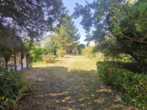 À quelques minutes des gares d’Ermont-Eaubonne et d’Ermont-Halte, dans un quartier résidentiel calme et recherché, découvrez cette belle maison de la fin du XIXe siècle, édifiée sur terrain de plus de 1 000 m², qui séduit par ses volumes, sa luminosité et son potentiel. 

Elle se compose d’une entrée, d’un salon - salle à manger avec cheminée, d’une cuisine, de cinq chambres, de deux salles d'eau, WC, ainsi qu'une pièce accessible directement depuis l'extérieur. 
Le sous-sol total offre des espaces complémentaires : une grande pièce pouvant être aménagée en salle de jeux, espace de sport ou autres loisirs, une buanderie ainsi qu’une cave à vin. 
À l’extérieur, le vaste terrain constitue un véritable atout, agrémenté de dépendances, dont un abri de jardin pouvant servir d’atelier et une serre. Un garage et plusieurs possibilités de stationnement complètent l’ensemble.

Les +++ :
- Construction en meulière avec isolation extérieure (DPE D) 
- Chaudière gaz récente 
- Beau potentiel d'aménagement 
- Grand terrain au calme
- Cinq belles chambres
- Sous-sol total
- Garage et stationnement pour plusieurs véhicules
- Proximité des gares (lignes H, J, RER C), des commerces, du marché d’Ermont, des écoles. 

Avec une mise au goût du jour, cette belle demeure révélera tout son potentiel et deviendra votre maison de famille, chaleureuse et conviviale, dans un cadre de vie agréable. 

A découvrir sans tarder.
.
.
.