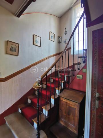 À quelques minutes des gares d’Ermont-Eaubonne et d’Ermont-Halte, dans un quartier résidentiel calme et recherché, découvrez cette belle maison de la fin du XIXe siècle, édifiée sur terrain de plus de 1 000 m², qui séduit par ses volumes, sa luminosité et son potentiel. 

Elle se compose d’une entrée, d’un salon - salle à manger avec cheminée, d’une cuisine, de cinq chambres, de deux salles d'eau, WC, ainsi qu'une pièce accessible directement depuis l'extérieur. 
Le sous-sol total offre des espaces complémentaires : une grande pièce pouvant être aménagée en salle de jeux, espace de sport ou autres loisirs, une buanderie ainsi qu’une cave à vin. 
À l’extérieur, le vaste terrain constitue un véritable atout, agrémenté de dépendances, dont un abri de jardin pouvant servir d’atelier et une serre. Un garage et plusieurs possibilités de stationnement complètent l’ensemble.

Les +++ :
- Construction en meulière avec isolation extérieure (DPE D) 
- Chaudière gaz récente 
- Beau potentiel d'aménagement 
- Grand terrain au calme
- Cinq belles chambres
- Sous-sol total
- Garage et stationnement pour plusieurs véhicules
- Proximité des gares (lignes H, J, RER C), des commerces, du marché d’Ermont, des écoles. 

Avec une mise au goût du jour, cette belle demeure révélera tout son potentiel et deviendra votre maison de famille, chaleureuse et conviviale, dans un cadre de vie agréable. 

A découvrir sans tarder.
.
.
.