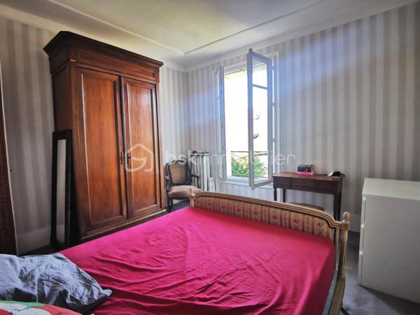 À quelques minutes des gares d’Ermont-Eaubonne et d’Ermont-Halte, dans un quartier résidentiel calme et recherché, découvrez cette belle maison de la fin du XIXe siècle, édifiée sur terrain de plus de 1 000 m², qui séduit par ses volumes, sa luminosité et son potentiel. 

Elle se compose d’une entrée, d’un salon - salle à manger avec cheminée, d’une cuisine, de cinq chambres, de deux salles d'eau, WC, ainsi qu'une pièce accessible directement depuis l'extérieur. 
Le sous-sol total offre des espaces complémentaires : une grande pièce pouvant être aménagée en salle de jeux, espace de sport ou autres loisirs, une buanderie ainsi qu’une cave à vin. 
À l’extérieur, le vaste terrain constitue un véritable atout, agrémenté de dépendances, dont un abri de jardin pouvant servir d’atelier et une serre. Un garage et plusieurs possibilités de stationnement complètent l’ensemble.

Les +++ :
- Construction en meulière avec isolation extérieure (DPE D) 
- Chaudière gaz récente 
- Beau potentiel d'aménagement 
- Grand terrain au calme
- Cinq belles chambres
- Sous-sol total
- Garage et stationnement pour plusieurs véhicules
- Proximité des gares (lignes H, J, RER C), des commerces, du marché d’Ermont, des écoles. 

Avec une mise au goût du jour, cette belle demeure révélera tout son potentiel et deviendra votre maison de famille, chaleureuse et conviviale, dans un cadre de vie agréable. 

A découvrir sans tarder.
.
.
.