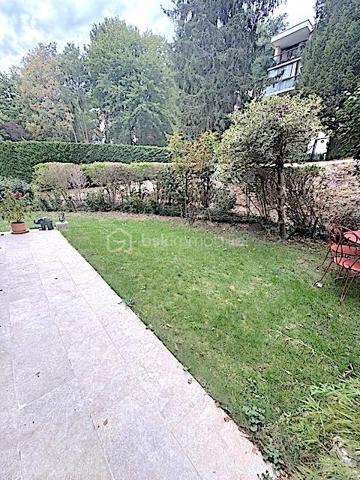 Cet appartement est entièrement refait à neuf et se situe dans une résidence recherchée dans la commune de Jouy-en-Josas, à proximité de toutes les commodités.
Vous êtes séduits dès l'entrée, donnant sur une vaste salle de vie avec cuisine ouverte avec un ilot central. 
Accès direct sur la parcelle en rez de jardin.
Une cheminée fonctionnelle est à votre disposition
Une chambre avec accès sur le jardin, une salle d'eau, un WC indépendant et un dressing font de cet appartement un ensemble complet, moderne et fonctionnel.
Carrelage de qualité, double vitrages, films anti vue et anti-chaleur sur toutes les baies vitrées, électricité aux normes, chauffage collectif
Une cave complète cet ensemble entièrement revisité au calme et dans la verdure.
N'hésitez pas à me contacter pour plus de renseignements