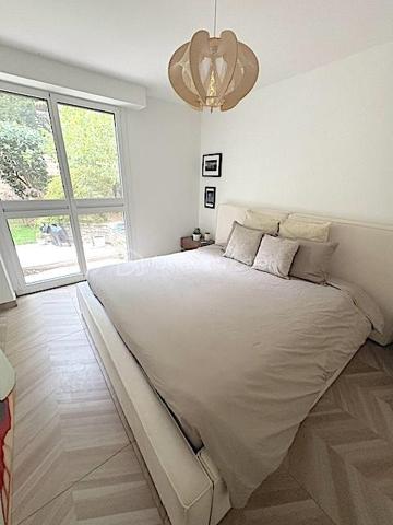 Cet appartement est entièrement refait à neuf et se situe dans une résidence recherchée dans la commune de Jouy-en-Josas, à proximité de toutes les commodités.
Vous êtes séduits dès l'entrée, donnant sur une vaste salle de vie avec cuisine ouverte avec un ilot central. 
Accès direct sur la parcelle en rez de jardin.
Une cheminée fonctionnelle est à votre disposition
Une chambre avec accès sur le jardin, une salle d'eau, un WC indépendant et un dressing font de cet appartement un ensemble complet, moderne et fonctionnel.
Carrelage de qualité, double vitrages, films anti vue et anti-chaleur sur toutes les baies vitrées, électricité aux normes, chauffage collectif
Une cave complète cet ensemble entièrement revisité au calme et dans la verdure.
N'hésitez pas à me contacter pour plus de renseignements
