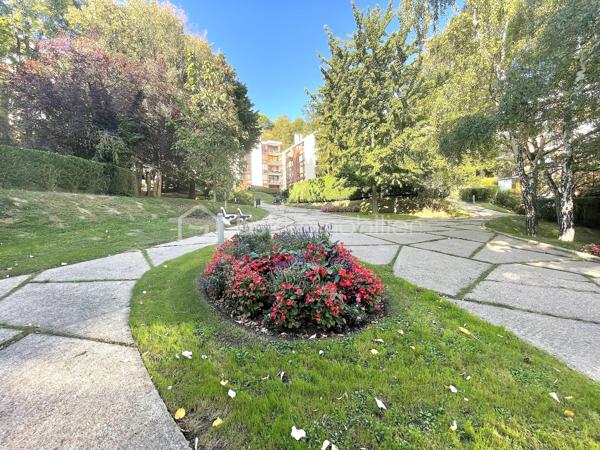 Cet appartement est entièrement refait à neuf et se situe dans une résidence recherchée dans la commune de Jouy-en-Josas, à proximité de toutes les commodités.
Vous êtes séduits dès l'entrée, donnant sur une vaste salle de vie avec cuisine ouverte avec un ilot central. 
Accès direct sur la parcelle en rez de jardin.
Une cheminée fonctionnelle est à votre disposition
Une chambre avec accès sur le jardin, une salle d'eau, un WC indépendant et un dressing font de cet appartement un ensemble complet, moderne et fonctionnel.
Carrelage de qualité, double vitrages, films anti vue et anti-chaleur sur toutes les baies vitrées, électricité aux normes, chauffage collectif
Une cave complète cet ensemble entièrement revisité au calme et dans la verdure.
N'hésitez pas à me contacter pour plus de renseignements