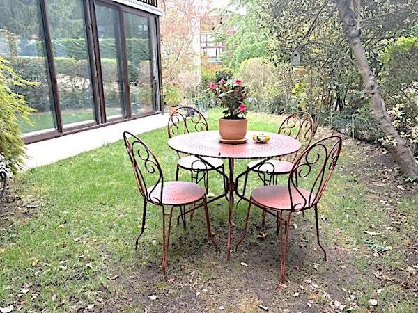 Cet appartement est entièrement refait à neuf et se situe dans une résidence recherchée dans la commune de Jouy-en-Josas, à proximité de toutes les commodités.
Vous êtes séduits dès l'entrée, donnant sur une vaste salle de vie avec cuisine ouverte avec un ilot central. 
Accès direct sur la parcelle en rez de jardin.
Une cheminée fonctionnelle est à votre disposition
Une chambre avec accès sur le jardin, une salle d'eau, un WC indépendant et un dressing font de cet appartement un ensemble complet, moderne et fonctionnel.
Carrelage de qualité, double vitrages, films anti vue et anti-chaleur sur toutes les baies vitrées, électricité aux normes, chauffage collectif
Une cave complète cet ensemble entièrement revisité au calme et dans la verdure.
N'hésitez pas à me contacter pour plus de renseignements