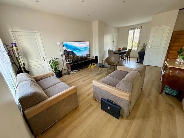 Maison rénovée €365 000 ** - Référence 1977