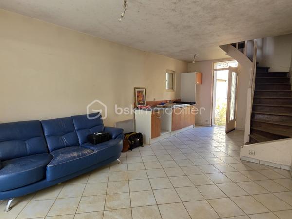 En plein cœur de Coulommiers, découvrez cette maison de ville idéalement située, permettant de profiter de tous les commerces, écoles et transports à pied.

La maison se compose au rez-de-chaussée d'une entrée avec placard, d'un WC indépendant ainsi que d'une pièce de vie comprenant un salon avec espace cuisine.

Au premier étage, une grande pièce palière dessert deux chambres ainsi qu'une salle de bains.

Au dernier niveau, les combles offrent un véritable potentiel supplémentaire avec deux pièces partiellement aménagées. Une partie des travaux a déjà été réalisée : isolation, fenêtres de toit type Velux et chauffage sont installés. Il restera à finaliser leur aménagement selon vos besoins et vos envies : chambres supplémentaires, bureau, espace loisirs…

Des travaux de rénovation sont à prévoir, notamment au rez-de-chaussée, offrant la possibilité de repenser et personnaliser les espaces.

Une maison au beau potentiel, particulièrement intéressante pour les acquéreurs à la recherche d'un bien à rénover et à aménager à leur goût, tout en bénéficiant d'un emplacement privilégié en centre-ville de Coulommiers.

📍 Tout à pied : commerces, services et transports.
