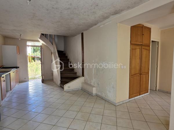 En plein cœur de Coulommiers, découvrez cette maison de ville idéalement située, permettant de profiter de tous les commerces, écoles et transports à pied.

La maison se compose au rez-de-chaussée d'une entrée avec placard, d'un WC indépendant ainsi que d'une pièce de vie comprenant un salon avec espace cuisine.

Au premier étage, une grande pièce palière dessert deux chambres ainsi qu'une salle de bains.

Au dernier niveau, les combles offrent un véritable potentiel supplémentaire avec deux pièces partiellement aménagées. Une partie des travaux a déjà été réalisée : isolation, fenêtres de toit type Velux et chauffage sont installés. Il restera à finaliser leur aménagement selon vos besoins et vos envies : chambres supplémentaires, bureau, espace loisirs…

Des travaux de rénovation sont à prévoir, notamment au rez-de-chaussée, offrant la possibilité de repenser et personnaliser les espaces.

Une maison au beau potentiel, particulièrement intéressante pour les acquéreurs à la recherche d'un bien à rénover et à aménager à leur goût, tout en bénéficiant d'un emplacement privilégié en centre-ville de Coulommiers.

📍 Tout à pied : commerces, services et transports.