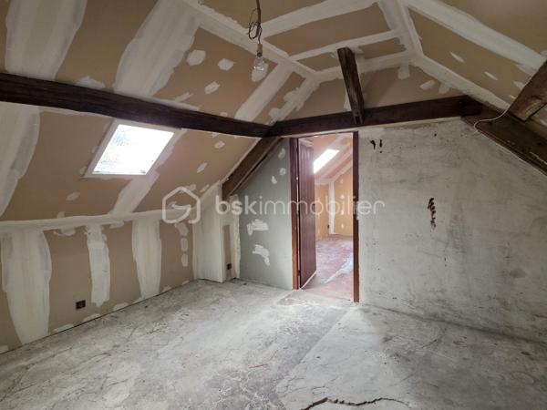 En plein cœur de Coulommiers, découvrez cette maison de ville idéalement située, permettant de profiter de tous les commerces, écoles et transports à pied.

La maison se compose au rez-de-chaussée d'une entrée avec placard, d'un WC indépendant ainsi que d'une pièce de vie comprenant un salon avec espace cuisine.

Au premier étage, une grande pièce palière dessert deux chambres ainsi qu'une salle de bains.

Au dernier niveau, les combles offrent un véritable potentiel supplémentaire avec deux pièces partiellement aménagées. Une partie des travaux a déjà été réalisée : isolation, fenêtres de toit type Velux et chauffage sont installés. Il restera à finaliser leur aménagement selon vos besoins et vos envies : chambres supplémentaires, bureau, espace loisirs…

Des travaux de rénovation sont à prévoir, notamment au rez-de-chaussée, offrant la possibilité de repenser et personnaliser les espaces.

Une maison au beau potentiel, particulièrement intéressante pour les acquéreurs à la recherche d'un bien à rénover et à aménager à leur goût, tout en bénéficiant d'un emplacement privilégié en centre-ville de Coulommiers.

📍 Tout à pied : commerces, services et transports.