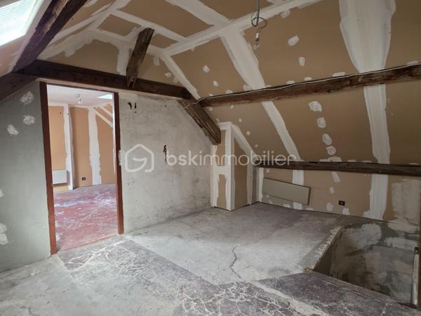 En plein cœur de Coulommiers, découvrez cette maison de ville idéalement située, permettant de profiter de tous les commerces, écoles et transports à pied.

La maison se compose au rez-de-chaussée d'une entrée avec placard, d'un WC indépendant ainsi que d'une pièce de vie comprenant un salon avec espace cuisine.

Au premier étage, une grande pièce palière dessert deux chambres ainsi qu'une salle de bains.

Au dernier niveau, les combles offrent un véritable potentiel supplémentaire avec deux pièces partiellement aménagées. Une partie des travaux a déjà été réalisée : isolation, fenêtres de toit type Velux et chauffage sont installés. Il restera à finaliser leur aménagement selon vos besoins et vos envies : chambres supplémentaires, bureau, espace loisirs…

Des travaux de rénovation sont à prévoir, notamment au rez-de-chaussée, offrant la possibilité de repenser et personnaliser les espaces.

Une maison au beau potentiel, particulièrement intéressante pour les acquéreurs à la recherche d'un bien à rénover et à aménager à leur goût, tout en bénéficiant d'un emplacement privilégié en centre-ville de Coulommiers.

📍 Tout à pied : commerces, services et transports.