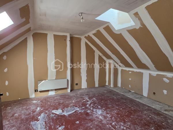 En plein cœur de Coulommiers, découvrez cette maison de ville idéalement située, permettant de profiter de tous les commerces, écoles et transports à pied.

La maison se compose au rez-de-chaussée d'une entrée avec placard, d'un WC indépendant ainsi que d'une pièce de vie comprenant un salon avec espace cuisine.

Au premier étage, une grande pièce palière dessert deux chambres ainsi qu'une salle de bains.

Au dernier niveau, les combles offrent un véritable potentiel supplémentaire avec deux pièces partiellement aménagées. Une partie des travaux a déjà été réalisée : isolation, fenêtres de toit type Velux et chauffage sont installés. Il restera à finaliser leur aménagement selon vos besoins et vos envies : chambres supplémentaires, bureau, espace loisirs…

Des travaux de rénovation sont à prévoir, notamment au rez-de-chaussée, offrant la possibilité de repenser et personnaliser les espaces.

Une maison au beau potentiel, particulièrement intéressante pour les acquéreurs à la recherche d'un bien à rénover et à aménager à leur goût, tout en bénéficiant d'un emplacement privilégié en centre-ville de Coulommiers.

📍 Tout à pied : commerces, services et transports.