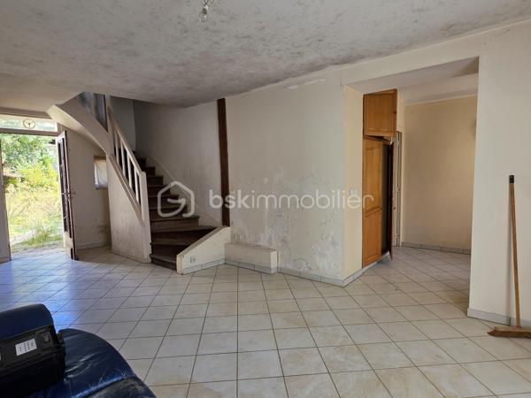 En plein cœur de Coulommiers, découvrez cette maison de ville idéalement située, permettant de profiter de tous les commerces, écoles et transports à pied.

La maison se compose au rez-de-chaussée d'une entrée avec placard, d'un WC indépendant ainsi que d'une pièce de vie comprenant un salon avec espace cuisine.

Au premier étage, une grande pièce palière dessert deux chambres ainsi qu'une salle de bains.

Au dernier niveau, les combles offrent un véritable potentiel supplémentaire avec deux pièces partiellement aménagées. Une partie des travaux a déjà été réalisée : isolation, fenêtres de toit type Velux et chauffage sont installés. Il restera à finaliser leur aménagement selon vos besoins et vos envies : chambres supplémentaires, bureau, espace loisirs…

Des travaux de rénovation sont à prévoir, notamment au rez-de-chaussée, offrant la possibilité de repenser et personnaliser les espaces.

Une maison au beau potentiel, particulièrement intéressante pour les acquéreurs à la recherche d'un bien à rénover et à aménager à leur goût, tout en bénéficiant d'un emplacement privilégié en centre-ville de Coulommiers.

📍 Tout à pied : commerces, services et transports.