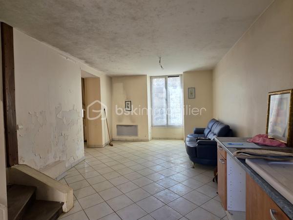 En plein cœur de Coulommiers, découvrez cette maison de ville idéalement située, permettant de profiter de tous les commerces, écoles et transports à pied.

La maison se compose au rez-de-chaussée d'une entrée avec placard, d'un WC indépendant ainsi que d'une pièce de vie comprenant un salon avec espace cuisine.

Au premier étage, une grande pièce palière dessert deux chambres ainsi qu'une salle de bains.

Au dernier niveau, les combles offrent un véritable potentiel supplémentaire avec deux pièces partiellement aménagées. Une partie des travaux a déjà été réalisée : isolation, fenêtres de toit type Velux et chauffage sont installés. Il restera à finaliser leur aménagement selon vos besoins et vos envies : chambres supplémentaires, bureau, espace loisirs…

Des travaux de rénovation sont à prévoir, notamment au rez-de-chaussée, offrant la possibilité de repenser et personnaliser les espaces.

Une maison au beau potentiel, particulièrement intéressante pour les acquéreurs à la recherche d'un bien à rénover et à aménager à leur goût, tout en bénéficiant d'un emplacement privilégié en centre-ville de Coulommiers.

📍 Tout à pied : commerces, services et transports.