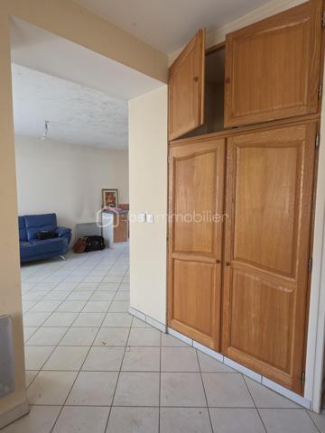 En plein cœur de Coulommiers, découvrez cette maison de ville idéalement située, permettant de profiter de tous les commerces, écoles et transports à pied.

La maison se compose au rez-de-chaussée d'une entrée avec placard, d'un WC indépendant ainsi que d'une pièce de vie comprenant un salon avec espace cuisine.

Au premier étage, une grande pièce palière dessert deux chambres ainsi qu'une salle de bains.

Au dernier niveau, les combles offrent un véritable potentiel supplémentaire avec deux pièces partiellement aménagées. Une partie des travaux a déjà été réalisée : isolation, fenêtres de toit type Velux et chauffage sont installés. Il restera à finaliser leur aménagement selon vos besoins et vos envies : chambres supplémentaires, bureau, espace loisirs…

Des travaux de rénovation sont à prévoir, notamment au rez-de-chaussée, offrant la possibilité de repenser et personnaliser les espaces.

Une maison au beau potentiel, particulièrement intéressante pour les acquéreurs à la recherche d'un bien à rénover et à aménager à leur goût, tout en bénéficiant d'un emplacement privilégié en centre-ville de Coulommiers.

📍 Tout à pied : commerces, services et transports.