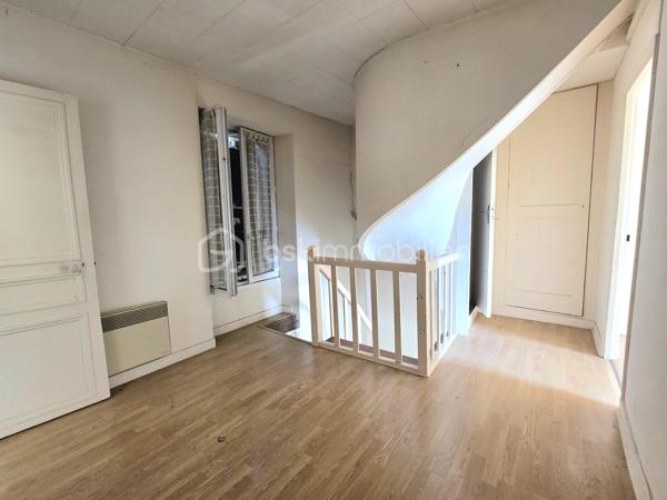 En plein cœur de Coulommiers, découvrez cette maison de ville idéalement située, permettant de profiter de tous les commerces, écoles et transports à pied.

La maison se compose au rez-de-chaussée d'une entrée avec placard, d'un WC indépendant ainsi que d'une pièce de vie comprenant un salon avec espace cuisine.

Au premier étage, une grande pièce palière dessert deux chambres ainsi qu'une salle de bains.

Au dernier niveau, les combles offrent un véritable potentiel supplémentaire avec deux pièces partiellement aménagées. Une partie des travaux a déjà été réalisée : isolation, fenêtres de toit type Velux et chauffage sont installés. Il restera à finaliser leur aménagement selon vos besoins et vos envies : chambres supplémentaires, bureau, espace loisirs…

Des travaux de rénovation sont à prévoir, notamment au rez-de-chaussée, offrant la possibilité de repenser et personnaliser les espaces.

Une maison au beau potentiel, particulièrement intéressante pour les acquéreurs à la recherche d'un bien à rénover et à aménager à leur goût, tout en bénéficiant d'un emplacement privilégié en centre-ville de Coulommiers.

📍 Tout à pied : commerces, services et transports.