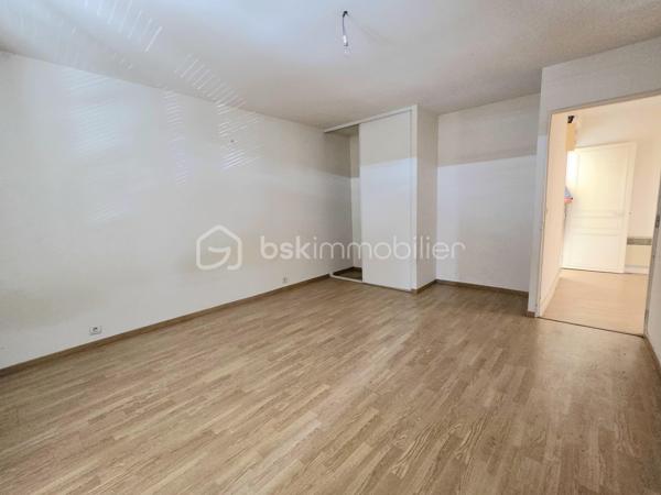 En plein cœur de Coulommiers, découvrez cette maison de ville idéalement située, permettant de profiter de tous les commerces, écoles et transports à pied.

La maison se compose au rez-de-chaussée d'une entrée avec placard, d'un WC indépendant ainsi que d'une pièce de vie comprenant un salon avec espace cuisine.

Au premier étage, une grande pièce palière dessert deux chambres ainsi qu'une salle de bains.

Au dernier niveau, les combles offrent un véritable potentiel supplémentaire avec deux pièces partiellement aménagées. Une partie des travaux a déjà été réalisée : isolation, fenêtres de toit type Velux et chauffage sont installés. Il restera à finaliser leur aménagement selon vos besoins et vos envies : chambres supplémentaires, bureau, espace loisirs…

Des travaux de rénovation sont à prévoir, notamment au rez-de-chaussée, offrant la possibilité de repenser et personnaliser les espaces.

Une maison au beau potentiel, particulièrement intéressante pour les acquéreurs à la recherche d'un bien à rénover et à aménager à leur goût, tout en bénéficiant d'un emplacement privilégié en centre-ville de Coulommiers.

📍 Tout à pied : commerces, services et transports.