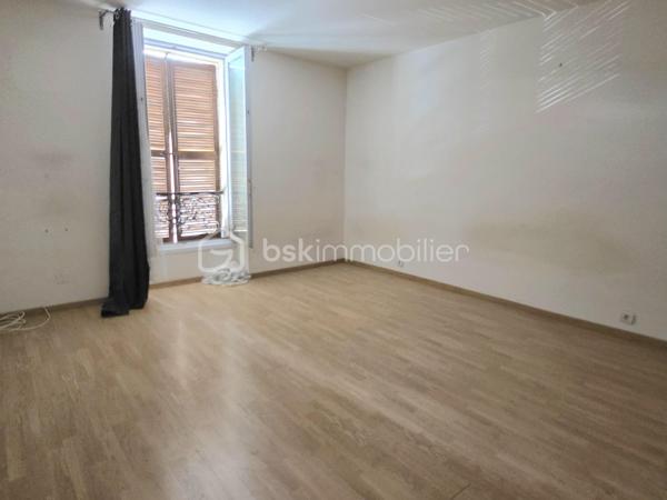 En plein cœur de Coulommiers, découvrez cette maison de ville idéalement située, permettant de profiter de tous les commerces, écoles et transports à pied.

La maison se compose au rez-de-chaussée d'une entrée avec placard, d'un WC indépendant ainsi que d'une pièce de vie comprenant un salon avec espace cuisine.

Au premier étage, une grande pièce palière dessert deux chambres ainsi qu'une salle de bains.

Au dernier niveau, les combles offrent un véritable potentiel supplémentaire avec deux pièces partiellement aménagées. Une partie des travaux a déjà été réalisée : isolation, fenêtres de toit type Velux et chauffage sont installés. Il restera à finaliser leur aménagement selon vos besoins et vos envies : chambres supplémentaires, bureau, espace loisirs…

Des travaux de rénovation sont à prévoir, notamment au rez-de-chaussée, offrant la possibilité de repenser et personnaliser les espaces.

Une maison au beau potentiel, particulièrement intéressante pour les acquéreurs à la recherche d'un bien à rénover et à aménager à leur goût, tout en bénéficiant d'un emplacement privilégié en centre-ville de Coulommiers.

📍 Tout à pied : commerces, services et transports.