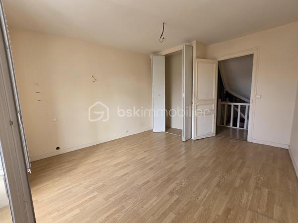 En plein cœur de Coulommiers, découvrez cette maison de ville idéalement située, permettant de profiter de tous les commerces, écoles et transports à pied.

La maison se compose au rez-de-chaussée d'une entrée avec placard, d'un WC indépendant ainsi que d'une pièce de vie comprenant un salon avec espace cuisine.

Au premier étage, une grande pièce palière dessert deux chambres ainsi qu'une salle de bains.

Au dernier niveau, les combles offrent un véritable potentiel supplémentaire avec deux pièces partiellement aménagées. Une partie des travaux a déjà été réalisée : isolation, fenêtres de toit type Velux et chauffage sont installés. Il restera à finaliser leur aménagement selon vos besoins et vos envies : chambres supplémentaires, bureau, espace loisirs…

Des travaux de rénovation sont à prévoir, notamment au rez-de-chaussée, offrant la possibilité de repenser et personnaliser les espaces.

Une maison au beau potentiel, particulièrement intéressante pour les acquéreurs à la recherche d'un bien à rénover et à aménager à leur goût, tout en bénéficiant d'un emplacement privilégié en centre-ville de Coulommiers.

📍 Tout à pied : commerces, services et transports.