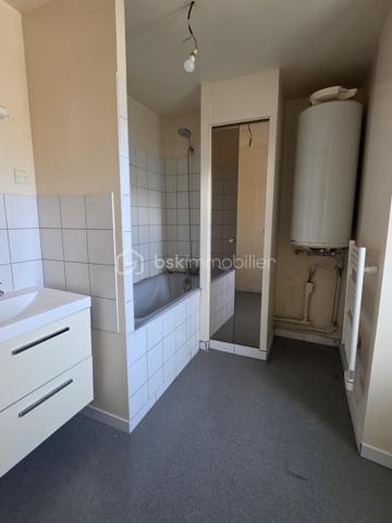 En plein cœur de Coulommiers, découvrez cette maison de ville idéalement située, permettant de profiter de tous les commerces, écoles et transports à pied.

La maison se compose au rez-de-chaussée d'une entrée avec placard, d'un WC indépendant ainsi que d'une pièce de vie comprenant un salon avec espace cuisine.

Au premier étage, une grande pièce palière dessert deux chambres ainsi qu'une salle de bains.

Au dernier niveau, les combles offrent un véritable potentiel supplémentaire avec deux pièces partiellement aménagées. Une partie des travaux a déjà été réalisée : isolation, fenêtres de toit type Velux et chauffage sont installés. Il restera à finaliser leur aménagement selon vos besoins et vos envies : chambres supplémentaires, bureau, espace loisirs…

Des travaux de rénovation sont à prévoir, notamment au rez-de-chaussée, offrant la possibilité de repenser et personnaliser les espaces.

Une maison au beau potentiel, particulièrement intéressante pour les acquéreurs à la recherche d'un bien à rénover et à aménager à leur goût, tout en bénéficiant d'un emplacement privilégié en centre-ville de Coulommiers.

📍 Tout à pied : commerces, services et transports.