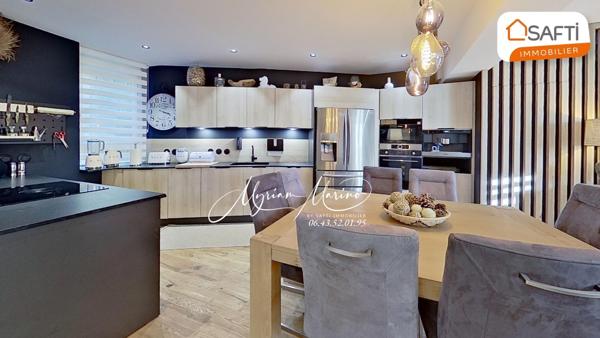 PLAN-DE-LA-TOUR, MAISON DE VILLAGE 125m2 ENTIÈREMENT CLIMATISÉE  AVEC TERRASSE