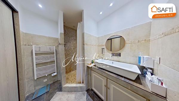 PLAN-DE-LA-TOUR, MAISON DE VILLAGE 125m2 ENTIÈREMENT CLIMATISÉE  AVEC TERRASSE