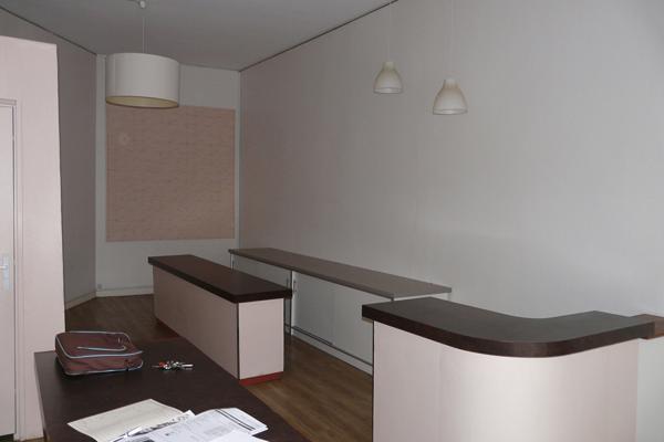 Local Commercial
         3 pièces
        - 45 m²