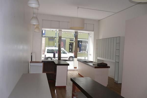 Local Commercial
         3 pièces
        - 45 m²