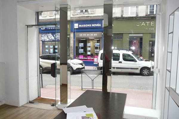 Local Commercial
         3 pièces
        - 45 m²