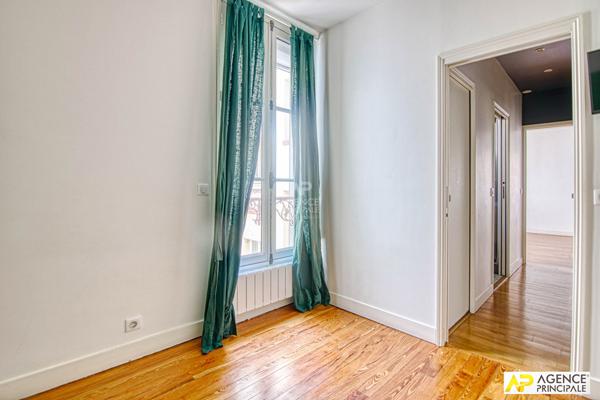 Versailles Saint-Louis Appartement 3 pièces d'environ 61 m² situé au 2ème étage avec chambre de service de 10.42 m² carrez et cave €475 000 ** - Référence 27570