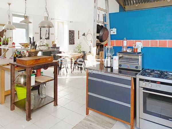 Maison en pierre, très lumineuse,  quatre chambres et plus, grands volumes, proche commodités et bord de conche !!