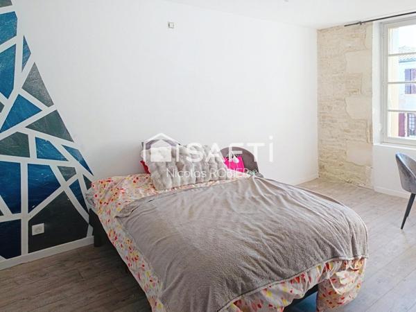 Maison en pierre, très lumineuse,  quatre chambres et plus, grands volumes, proche commodités et bord de conche !!