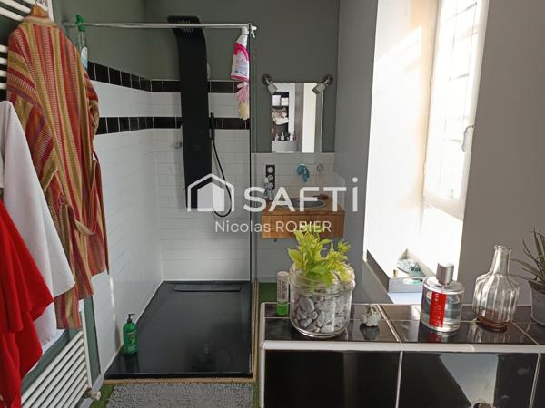 Maison en pierre, très lumineuse,  quatre chambres et plus, grands volumes, proche commodités et bord de conche !!