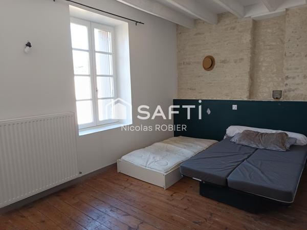 Maison en pierre, très lumineuse,  quatre chambres et plus, grands volumes, proche commodités et bord de conche !!