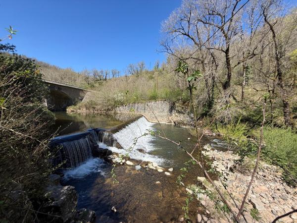 Laissez-vous séduire par le charme authentique de ce moulin à rénover niché au cœur de l’Aveyron