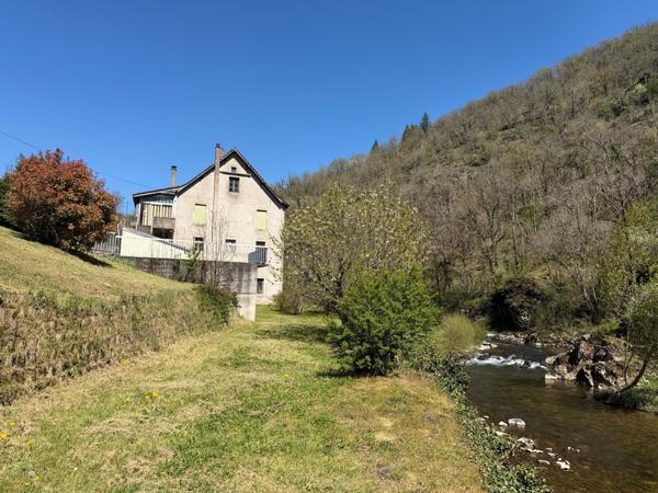 Laissez-vous séduire par le charme authentique de ce moulin à rénover niché au cœur de l’Aveyron