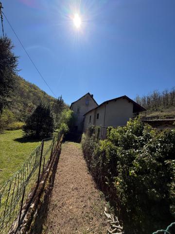 Laissez-vous séduire par le charme authentique de ce moulin à rénover niché au cœur de l’Aveyron