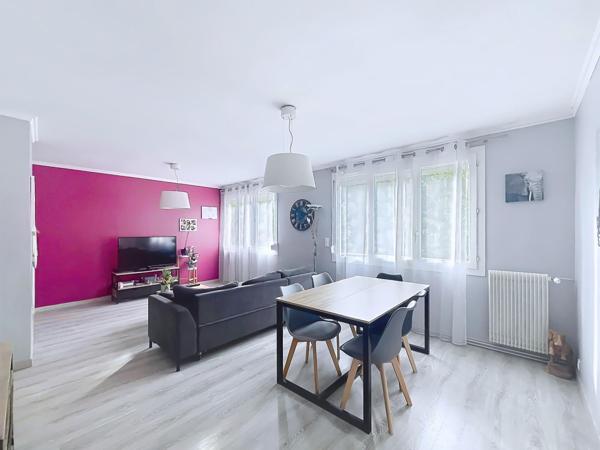 Appartement traversant, lumineux. 2 chambres. Parking.